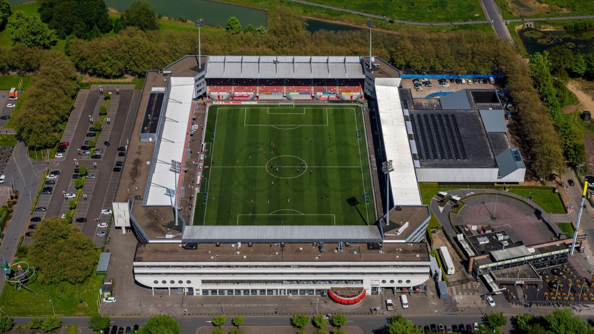 De transformatie en verbouwing van het station is ontworpen door SlangenHochstenbach architecten. De naam voor het stadion en sportpark werd ontleend aan Kasteel Geusselt, gelegen achter het huidige Stadion. Het Geusseltstadion heeft een capaciteit voor rond de 10.000 toeschouwers en ligt in het Geusseltpark. Stadion De Geusselt is het thuisveld voor de Maatschappelijke Voetbalvereniging Maastricht (MVV Maastricht). Het en heeft meerdere tribunes zoals de Maastribune of Angelsidetribune, Noordtribune en Boschpoorttribune en is gebouwd door Tummers Betonbouw. Het sportpark is in eigendom van de gemeente Maastricht en in 1961 gebouwd. Foto John Gundlach